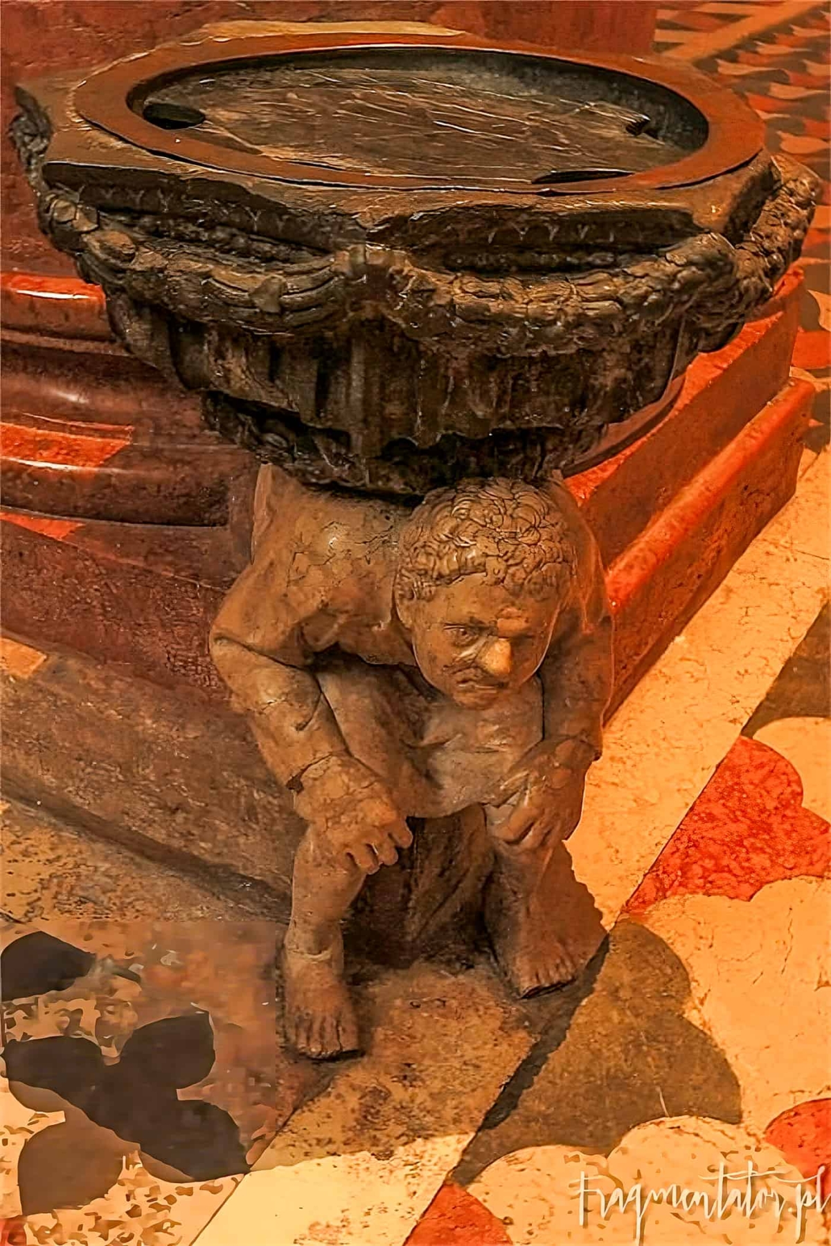 Werona, Kropielnica z garbusem w kościele Świętej Anastazji